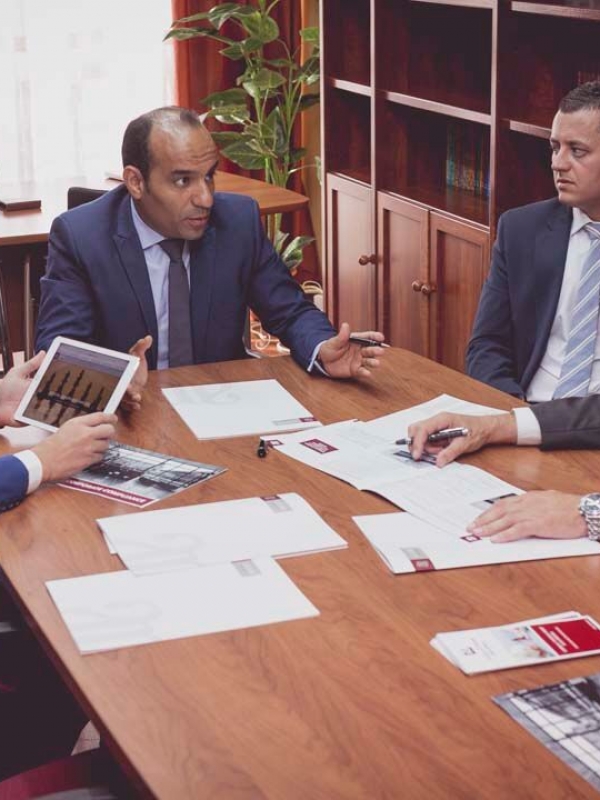 El abogado Rachid Mohamed con miembros de su Despacho